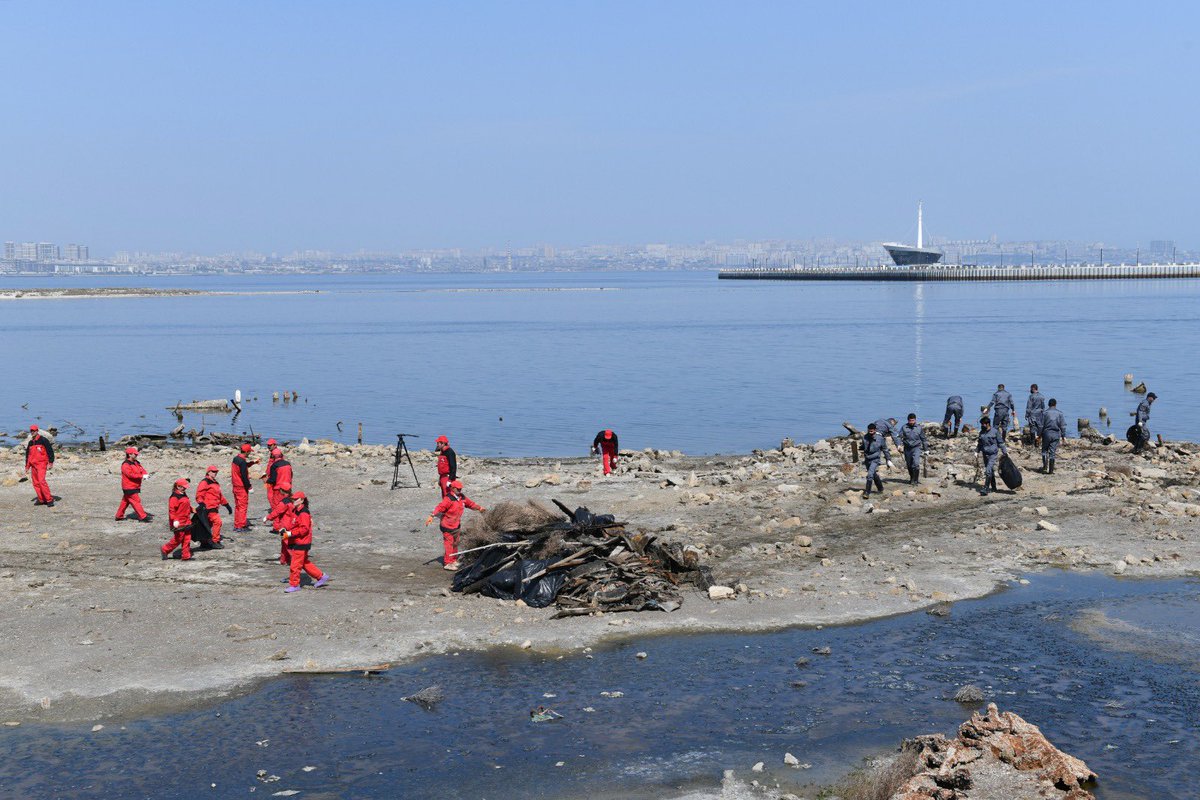 MaritimeAz's tweet photo. Rəqəmsal İnkişaf və Nəqliyyat Nazirliyi, Dövlət Dəniz və Liman Agentliyi və Dənizkənarı Bulvar İdarəsinin birgə təşkilatçılığı ilə keçirilən “Xəzəri qoruyaq” adlı ekoloji aksiya davam edir.
#DDLA https://t.co/OHAI9cEaYf