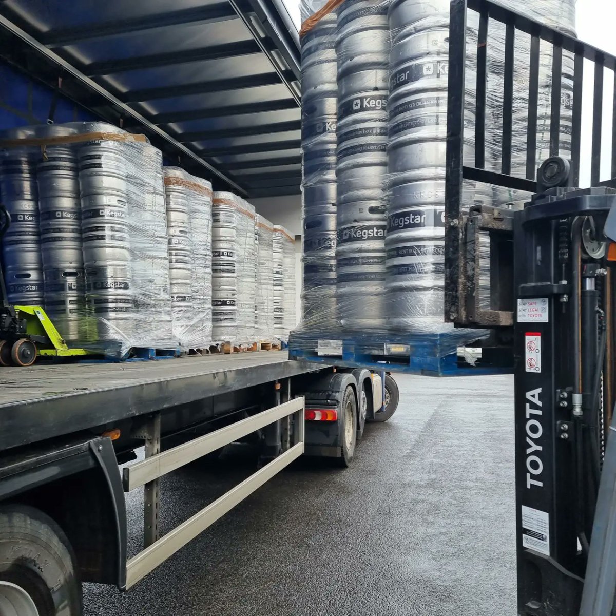 SolutionsCider's tweet image. Big day for keg deliveries today!

If you choose #SCS as your contract packing partner, you can provide your own brand steel kegs, send your preferred rental kegs, or *utilise our #kegstar stock.

#contractpacking #kegging #baginabox #bottling #kegs

*kegstar account required