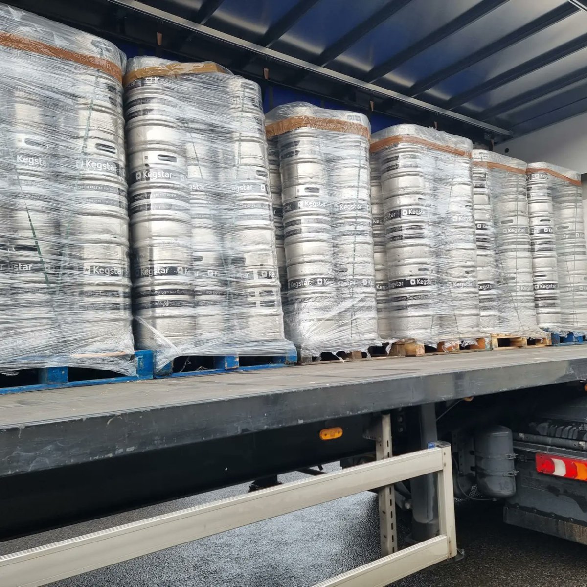 SolutionsCider's tweet image. Big day for keg deliveries today!

If you choose #SCS as your contract packing partner, you can provide your own brand steel kegs, send your preferred rental kegs, or *utilise our #kegstar stock.

#contractpacking #kegging #baginabox #bottling #kegs

*kegstar account required