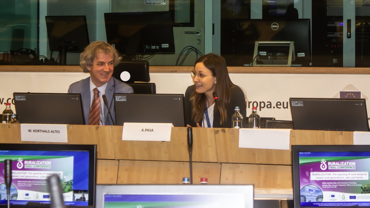 Ruralization_EU's tweet photo. Thanks to our coordinator, Willem Korthals Altes @tudelft , and Arianna Pasa, Research Programme Officer at the @EU_Commission , who were introducing the #RURALIZATION project during the opening ceremony from our final conference🥰💚

Watch it here👉 ▶️ https://t.co/KQz6V9vqUr https://t.co/9V9Q0eNxWa