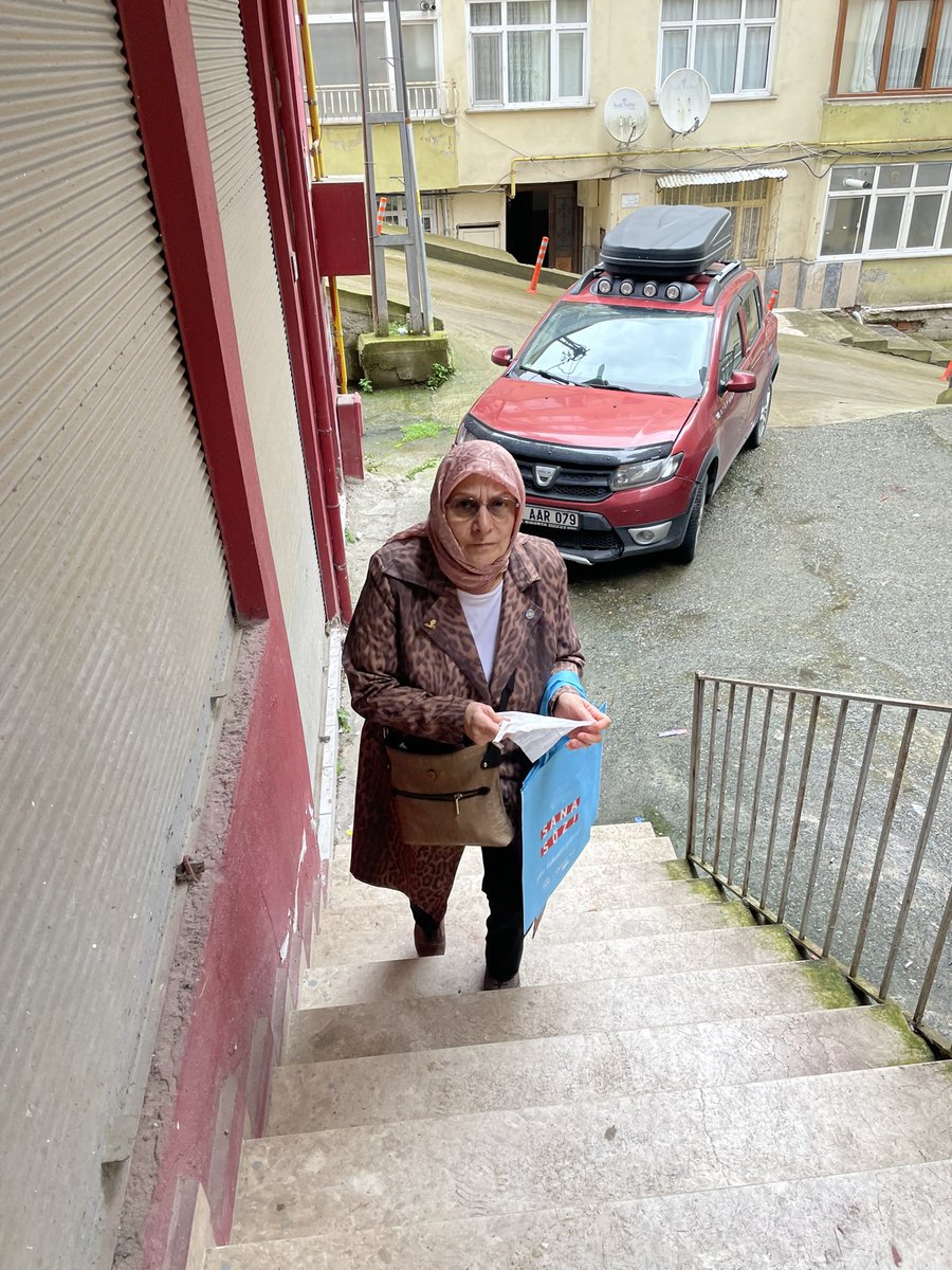 “Türkiye’de Umudu Taşı” kampanyası kapsamında 13. Cumhurbaşkanı adayımız Sayın Kemal Kılıçdaroğlu’nun “Aile Destekleri Sigortası” projesini anlatmak üzere Rize'de kapı kapı dolaşmaya başlıyoruz. Rize'de Umudu Taşı’yacağız!