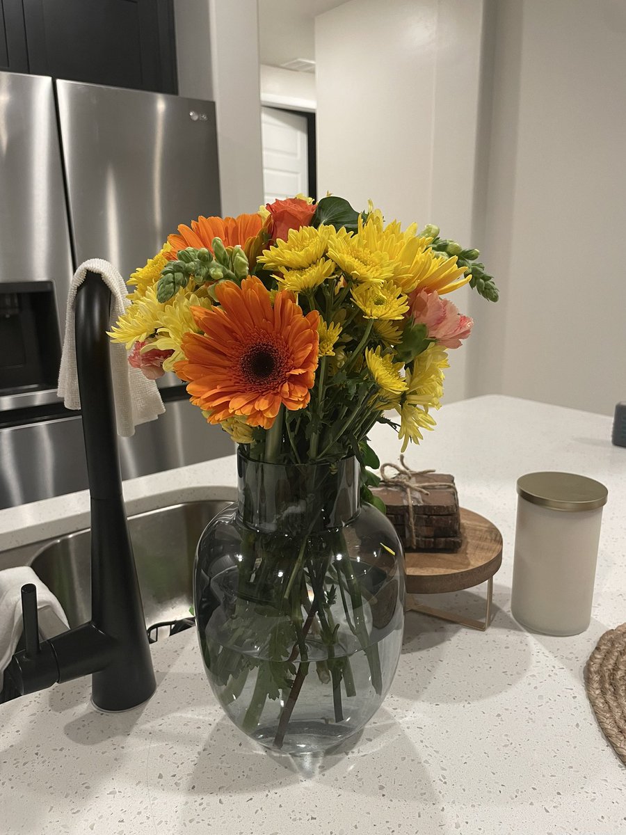My bf has consistently given me flowers every two weeks for over a year 🤍