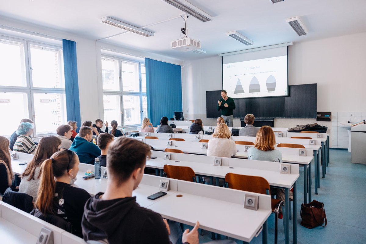 Ve středu 5. 4. měla FIS návštěvu z Gymnázia Jiřího Ortena v Kutné Hoře. Studenti se účastnili přednášky Petra Mazoucha o populačním vývoji světa a přednášky Jakuba Fischera o finanční gramotnosti. Stihli projít i areál školy. Více o přednáškách pro SŠ 👉 fis.vse.cz/kurzy-pro-vere…