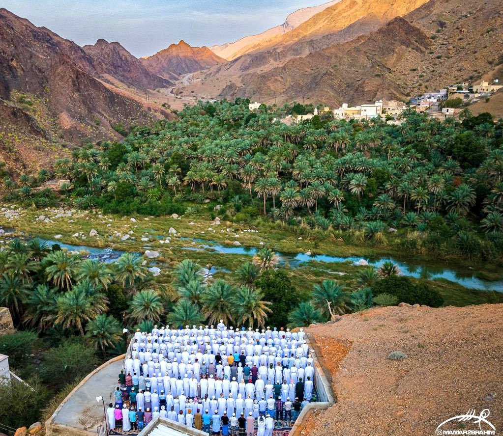 العيد الـ26 الذي أقضيه في #سلطنة_عمان كل عيد أجمل من الذي قبله بأصدقاء أكثر وأخوة أقرب،يجمع فيه أهل عمان بين أصالة ماضيهم وعاداتهم وقيمهم.
العيد في عمان مدرسة تعلمك معنى التآلف البشري في التعاضد والتعاون، وكيف أن الفرح يلازمك في كل زاوية منها.
شكرًا لعمان الحضن الذي لا يبرد🇧🇭❤️🇴🇲