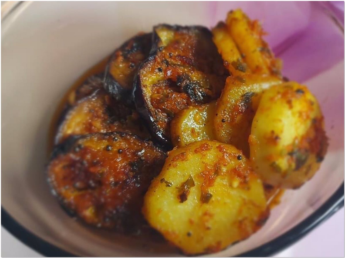 One of my favourite aubergine dishes - Rigan na palita and Bateta (aubergine and potatoes) 😋😋😋 #HomeMade #Spicy #AubergineAndPotato #Dish #GujaratiFoodIsTheBest #IndianCuisine #Yummy #Delish ❤️❤️❤️