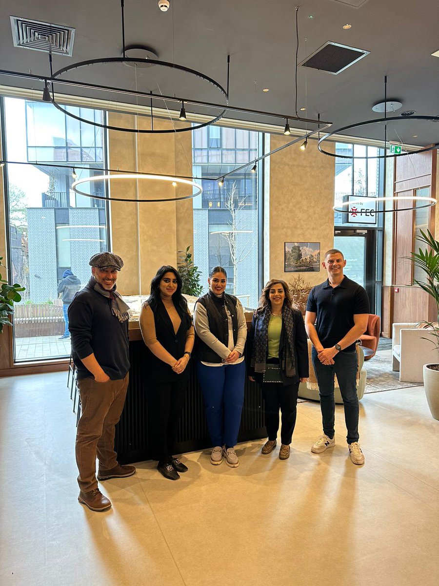 تابعوني على حسابي بالانستغرام لتغطيه رحلتنا في بريطانيا 🇬🇧 

Instagram.com/balhendi.bp