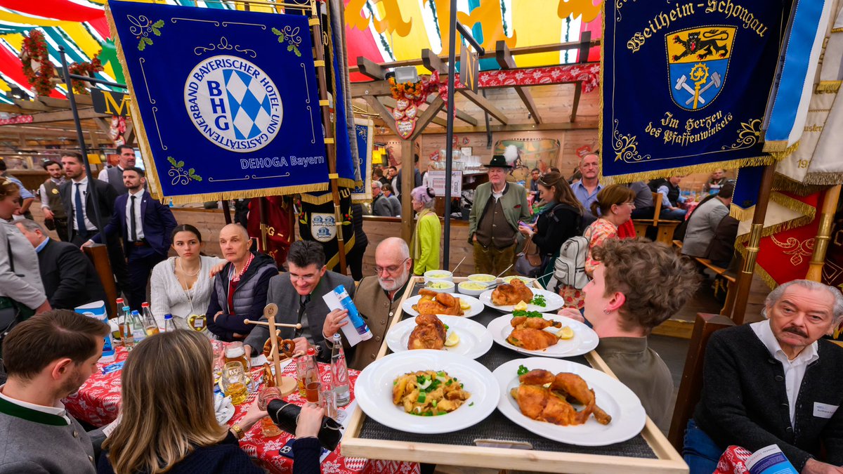Wertschätzung für unsere Gastronomie und Hotellerie: Heute beim Gastro-Frühling des Spitzenverbands <a href="/DEHOGA_Bayern/">DEHOGA Bayern</a> in #München. Die ganze Welt isst gerne bayerische #Lebensmittel und kommt zum Urlaub nach #Bayern. Deshalb muss es auch bei uns mehr #Wertschätzung für die