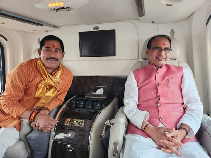 प्रदेश के यशस्वी मुख्यमंत्री माननीय श्री शिवराज सिंह चौहान जी के साथ दतिया से भोपाल!
<a href="/ChouhanShivraj/">Shivraj Singh Chouhan</a>