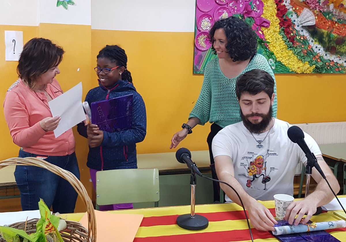 EscolaTanit's tweet photo. Enhorabona Divine! Guanyadora de 3r amb el #cal·ligrama #ElsOcells. La teva creativitat i habilitat artística són impressionants i has demostrat que ets una veritable artista. Gaudeix del teu merescut reconeixement i segueix inspirant els altres amb el teu talent. #SantJordi2023 https://t.co/FrUIlwRVLB