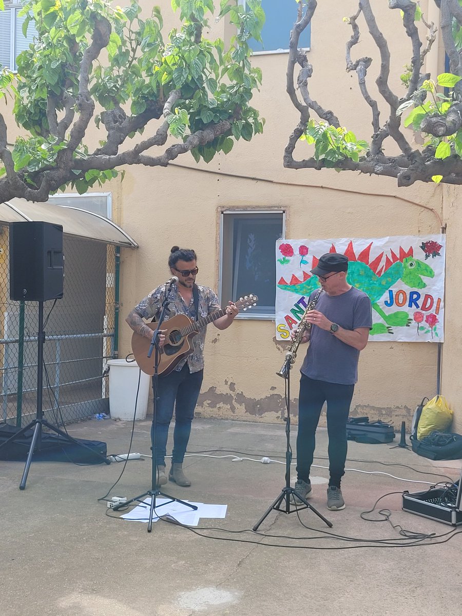 Comença la festa de celebració de Sant Jordi al centre Les Hortènsies @FPSFA #santjordi2023 #diversitatfuncional #musicaenviu