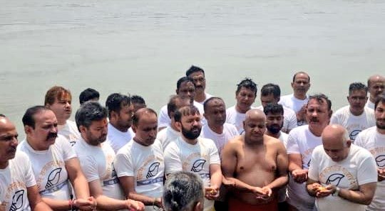 iHardikB's tweet photo. #TeamESB ने सप्तसूत्र की प्राप्ति तक संघर्ष के लिए गंगामैया की साक्षी में संकल्प लिया।
@EkamSBharat @AnkurSharma_Adv @sdeo76 https://t.co/kL3pKxmS8E
