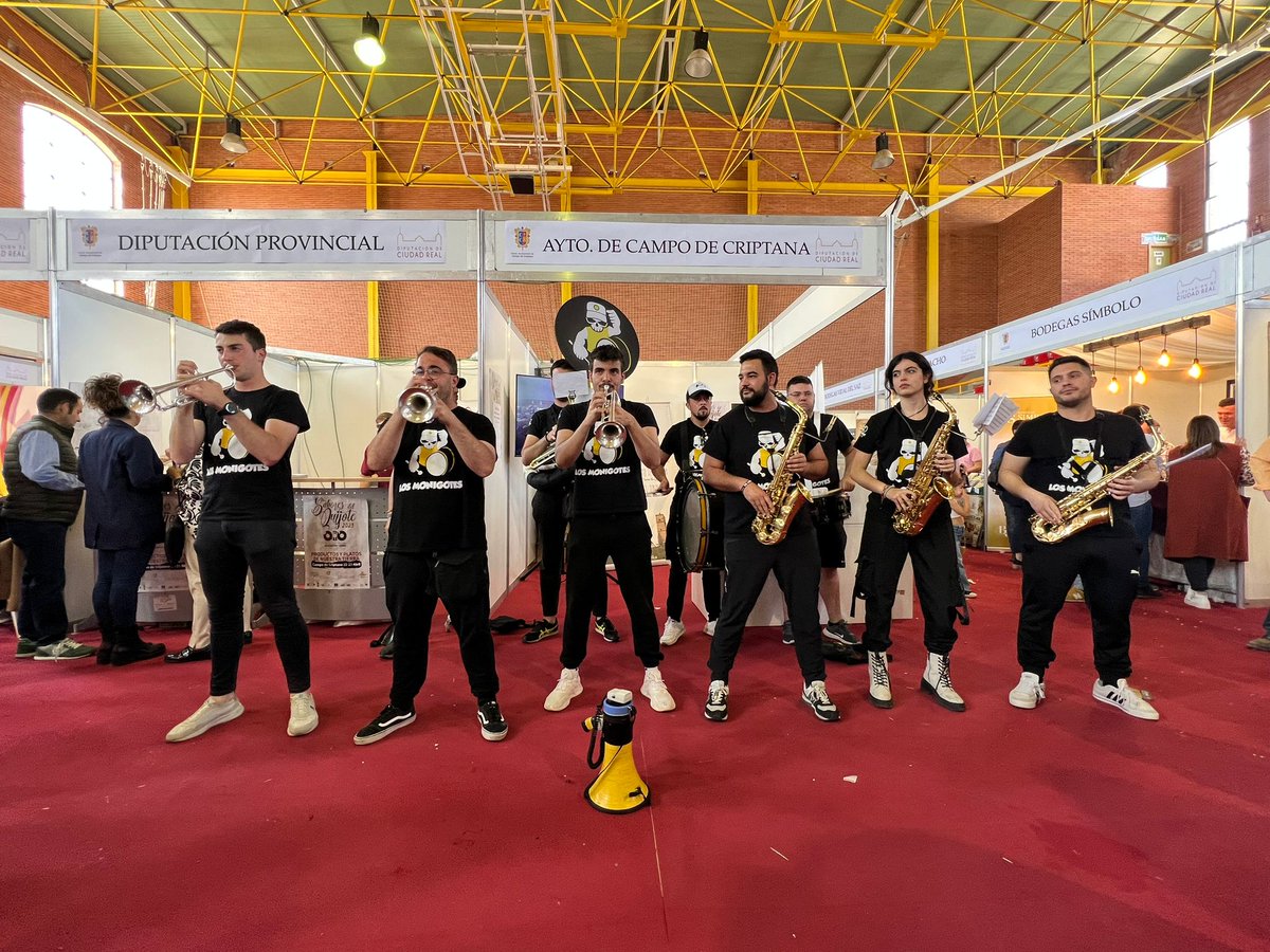 🍷𝑺𝒂𝒃𝒐𝒓𝒆𝒔 𝒅𝒆𝒍 𝑸𝒖𝒊𝒋𝒐𝒕𝒆 🧀

Ayer pusimos nuestra música 🎶 al evento #SaboresdelQuijote dónde degustamos los sabores de nuestra tierra 😋

#monigotes #⚠️ #monikots #☠️  #streetband #losputosmonigotes #brassband  #todoalnegro #estoyconlosmonigotes #📢🎶