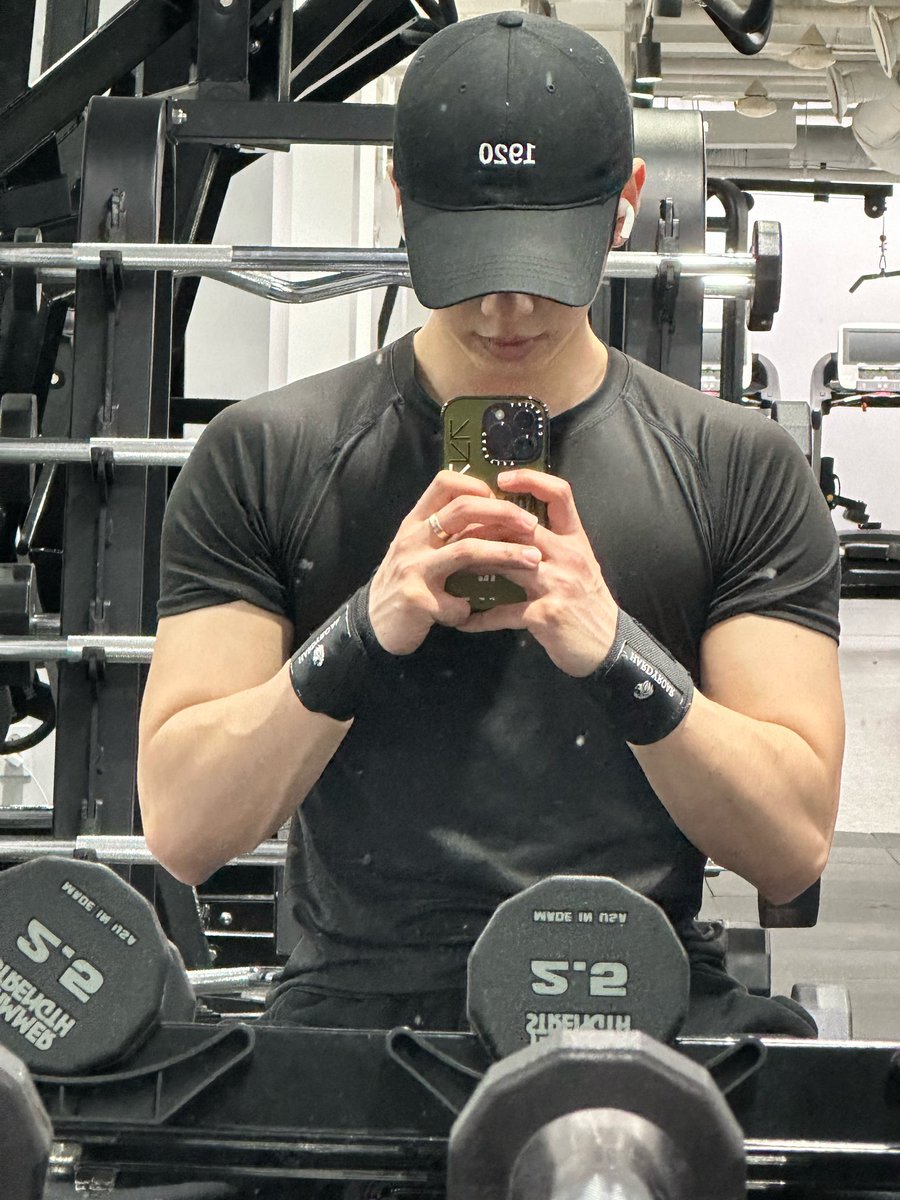 saeram0917's tweet photo. mz거울샷이고 뭐고 김동현이 말아주는 남자향기작렬 거울셀카 아니면 못먹겠다고 https://t.co/FA0bkRH0Om