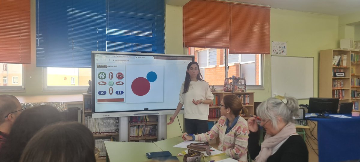 Hoy en el @ceipmirobriga segunda sesión del Curso Robótica aplicada en el aula con Fátima Gómez Sánchez @CFIE_CR @educacyl #TicCyL #InnovaCyL #Steam