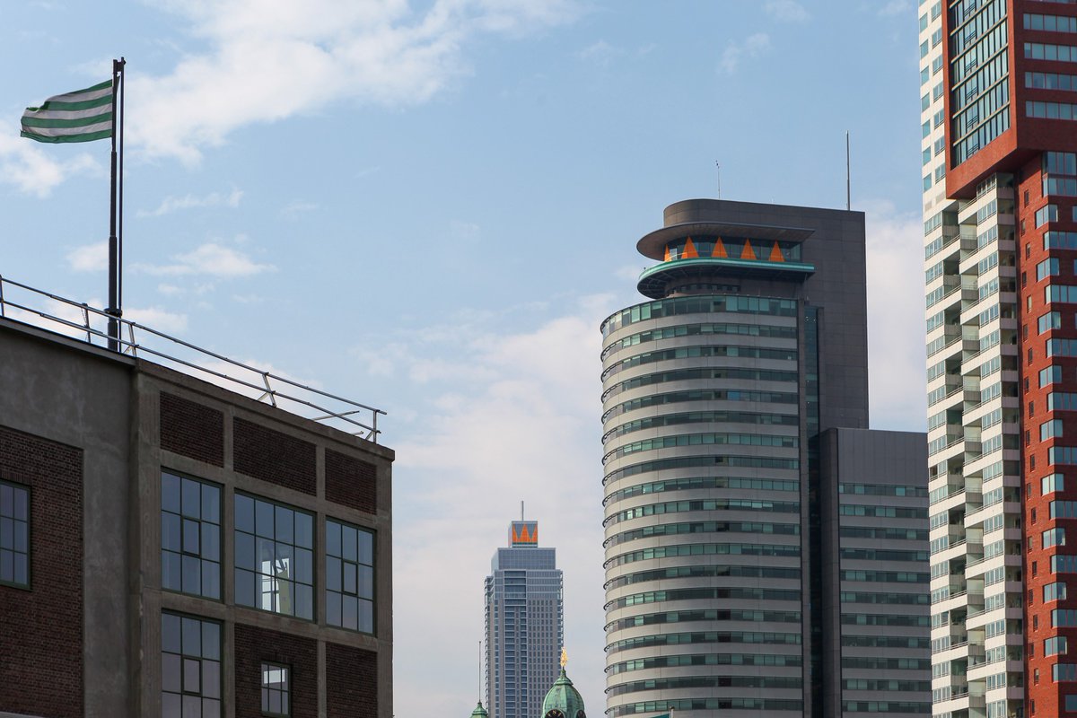Het World Port Center heeft een kroon! Speciaal voor Koningsdag zijn de Zalmhaventoren en het World Port Center “gekroond”, als King en Queen. Wij zijn er klaar voor!

📸  Martijn de Rooze &amp; Tessa Triesscheijn

<a href="/Rotterdam_MIH/">Rotterdam. Make it happen.</a> #koningsdag #rotterdammakeitoranje