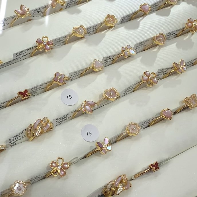 nudihascart's tweet image. Cute betul kedai emas ni. Dia ada collection cincin minimalist in soft pink😭