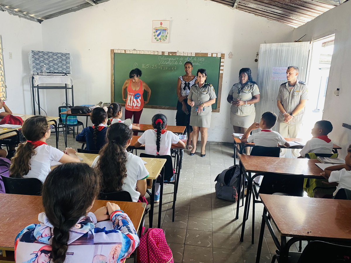 Tidenm's tweet photo. La #AduanaMatanzas no frena el trabajo en los barrios más vulnerables. Esta mañana nos trasladamos hacia la Escuela Primaria Maximo Gómez Baez ubicada en #Dubrock para crear un círculo de interés con estudiantes de 4to, 5to y 6to grado. 
#PorLosBarrios
#60AduanaSocialista https://t.co/DkqBJTvmP9