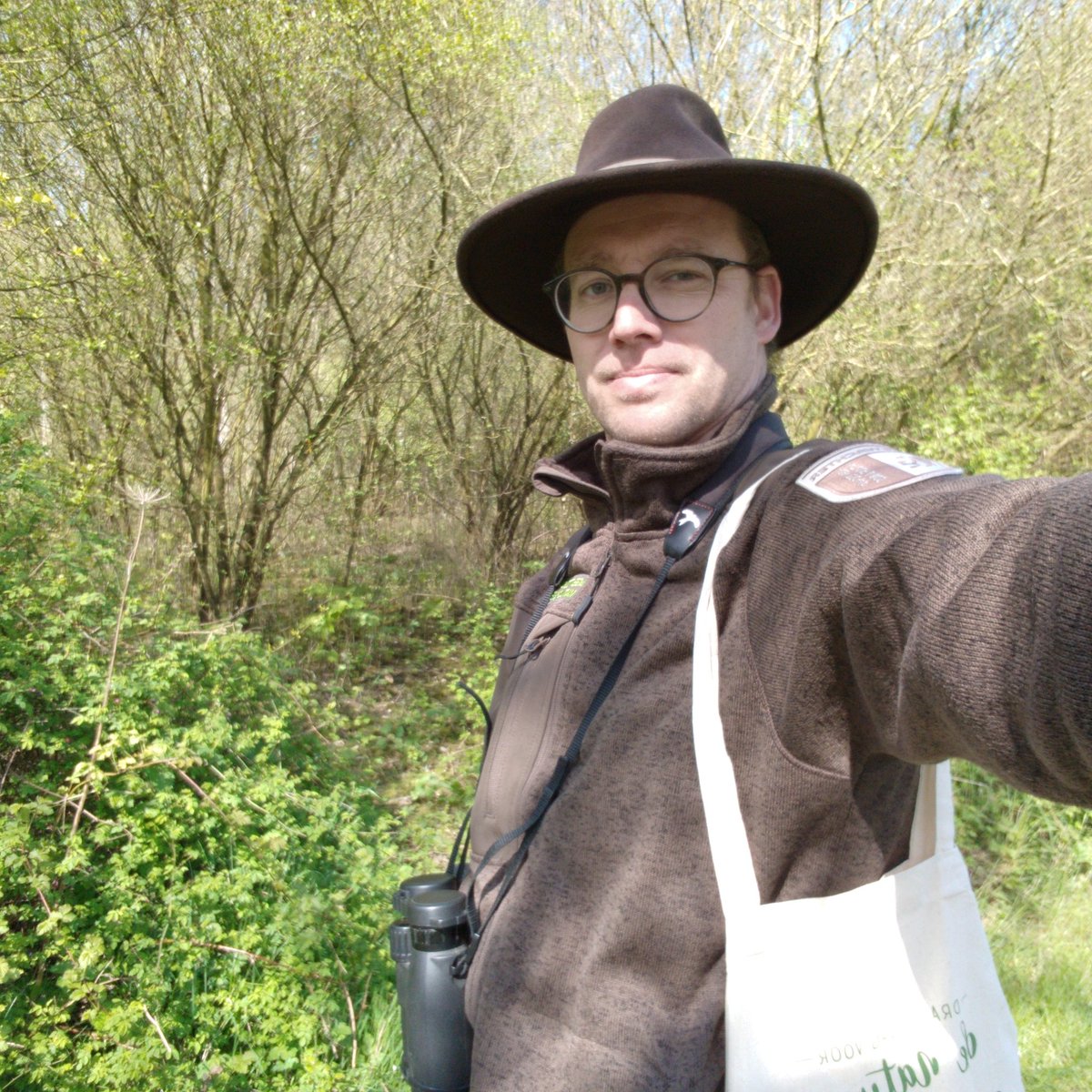 De boswachter is op ronde met zijn " sjakos " vol doosjes met hondensnoepjes en zijn nota boekje maar dat is een standaard . De campagne honden aan de leiband is dit weekend gestart.

#sjakos #deboswachters #hondenaandelijntzalwelzijn #honden #toezicht  #hondenaandeleiband