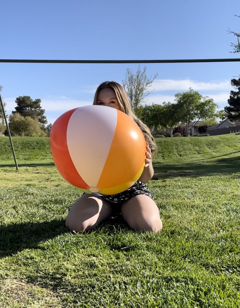 goddesspops's tweet photo. Hi!! I finally started my looner/ beach ball/ inflatable twitter!!! Excited to post lots of content here ☺️ #looner #loonergirl #beachball #inflatables https://t.co/MF3LsZzLHO