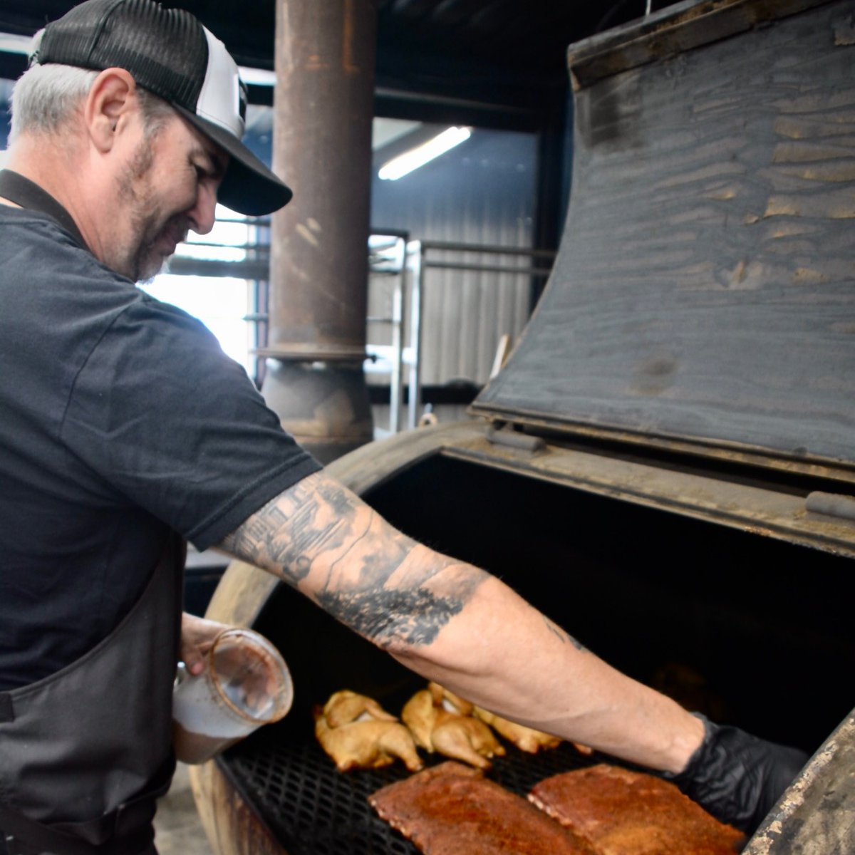 No days off 💪🥩

📸: @monarchatelier
#evolutionnotrevolution #houbbq #houstonfoodie #tmbbq #foodnetwork #teamgoofyque #houfood #bbq #topfoodnews #huffposttaste #cookingchannel #manfirefood #meatcandy #fulsheartexas #fulsheartx #supportlocal #doziersdeck #doziersdining