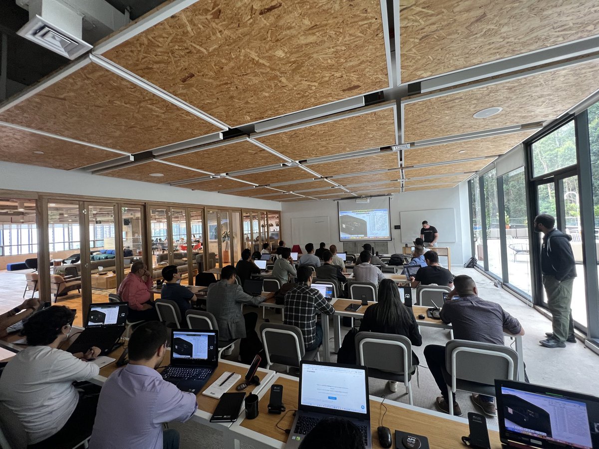 Full house at <a href="/AutodeskAPS/">Autodesk Platform Services (formerly Forge)</a> Medellin 🇨🇴 accelerator! <a href="/ipetrbroz/">Petr Broz</a> going through Viewer tips and tricks!