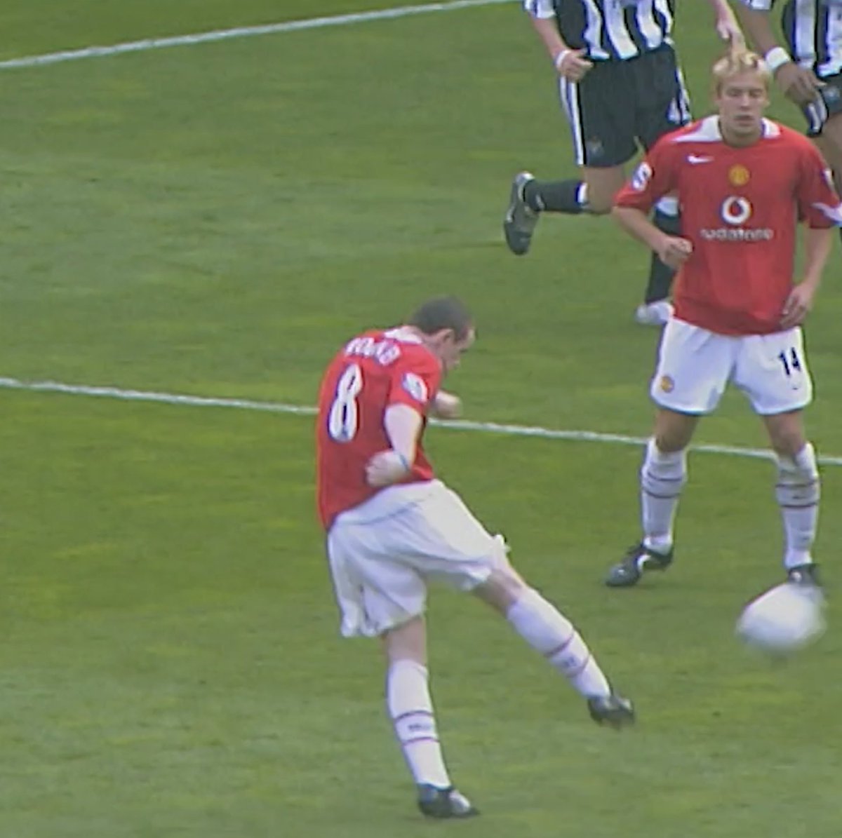 视频展示: Wayne Rooney really went from arguing with the ref