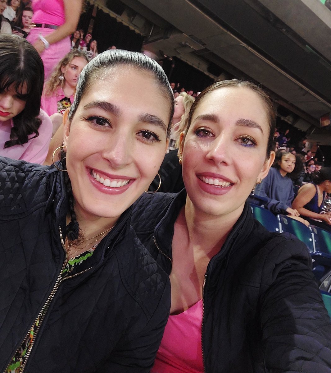SofiaElAl's tweet photo. ¡Lo logramos! Y fuimos las más felices del mundo. #TaylorSwiftTheErasTour #HoustonTSTheErasTour https://t.co/ZddegnvBwy