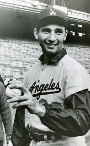 GazcueesArte's tweet image. #UnDiaComoHoy 1962: Sandy Koufax, Dodgers, se convierte en el primer lanzador que poncha 18 en dos juegos de 9 innings, luego de haberlo hecho el 31 de agosto de 1959 a los Gigantes y en esta oportunidad a los Cubs.
.
#sandykoufax #dodgers #MLB #GrandesLigas @Dodgers