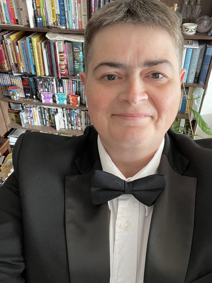 It’s #LVW23 #LesbianVisibilityWeek so here I am in all my glory, proudly stating that Non Binary folk can be Lesbians too. 🏳️‍🌈🏳️‍⚧️(but #thatsnotmybookcase 🤣)