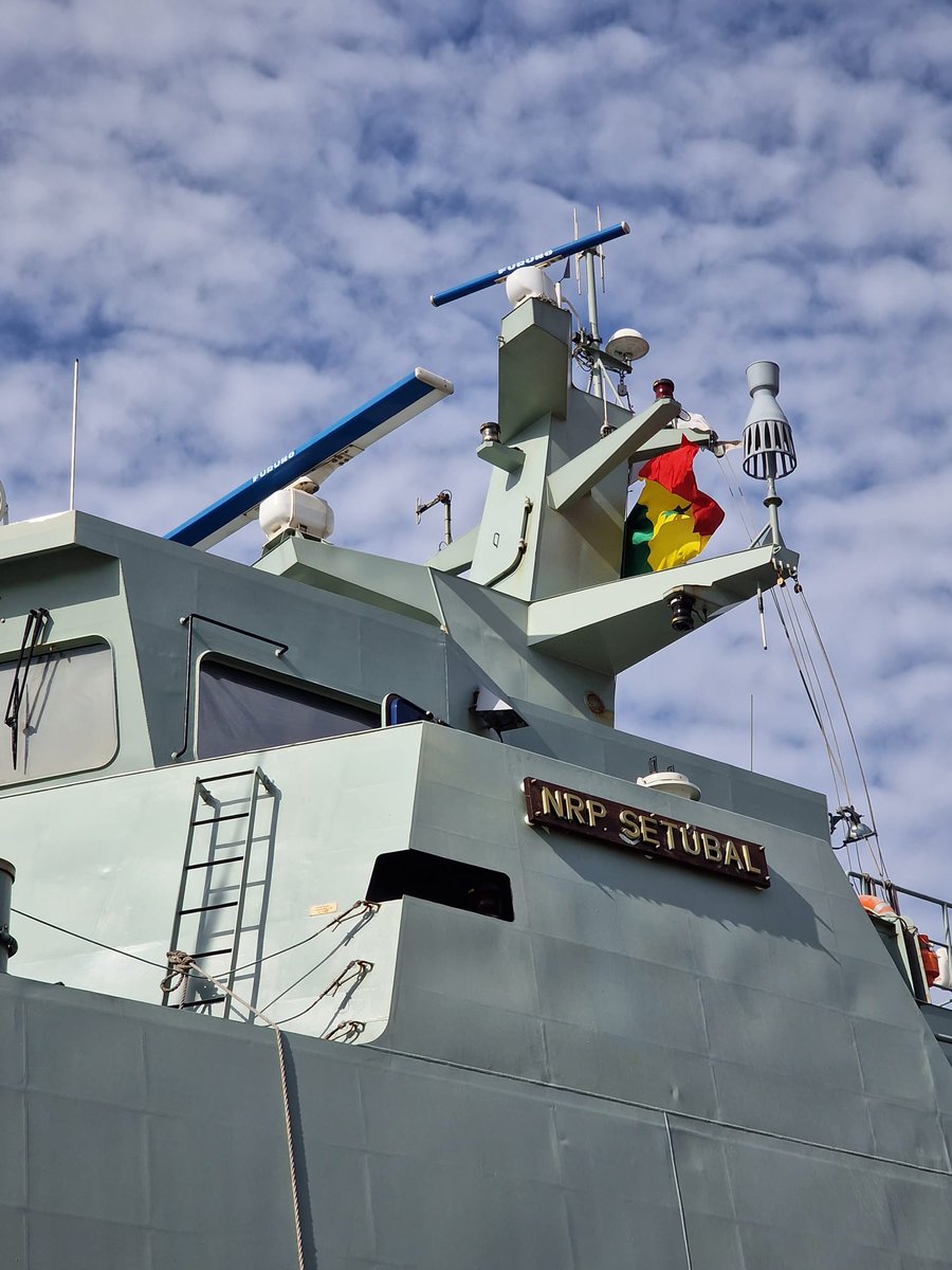 Autour de l'ambassadrice du Portugal🇵🇹, la #TeamEurope sur un navire portugais en escale à Dakar🇸🇳, intégrant la "Présence Maritime Coordonnée" lancée par 🇪🇺, en 2020, pour renforcer la sécurité maritime dans le Golfe de Guinée.
#maritimesecurity
#StrategicCompass
@LaranjinhaEU1