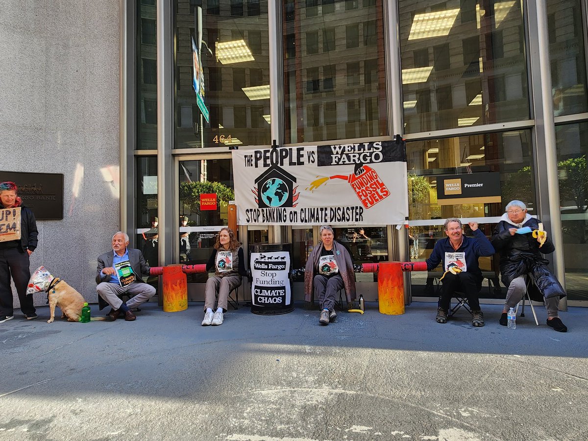 oil_action's tweet photo. On the eve of the @WellsFargo shareholder meeting - we have blockaded all entrances to their building - no business as usual while they bankroll #FossilFuels &amp; the #ClimateCrisis -
#EarthDay2023 #ClimateEmergency #ClimateJustice https://t.co/PVS2Wk5vqQ