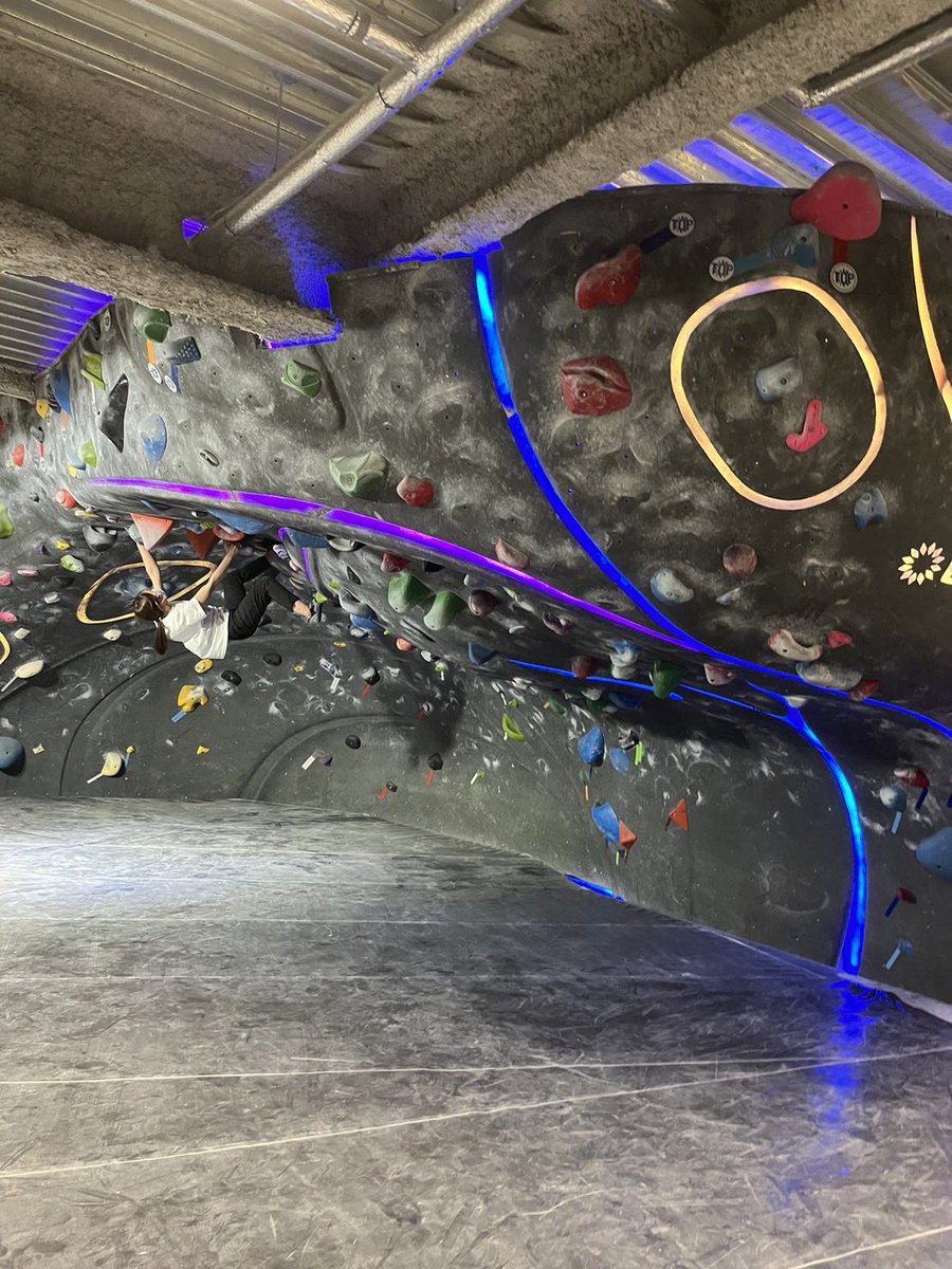 chalten_gcc's tweet image. 久しぶりの投稿ですね！笑
金曜日は秋葉原にあるB-pumpに行ってきました！1階から4階まで全部ジムで、この季節の屋上はとても気持ちがいいんです！
#gcc動画