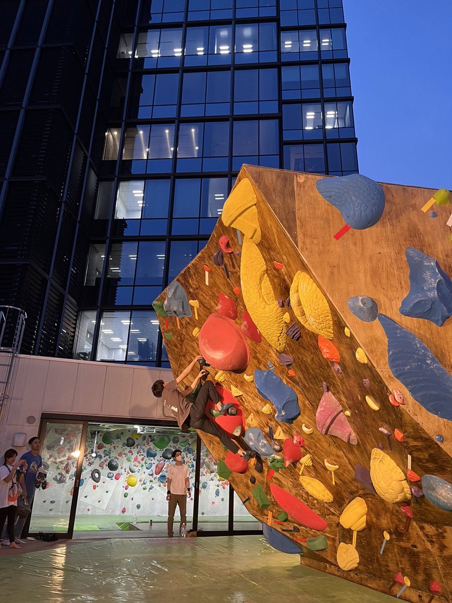 chalten_gcc's tweet image. 久しぶりの投稿ですね！笑
金曜日は秋葉原にあるB-pumpに行ってきました！1階から4階まで全部ジムで、この季節の屋上はとても気持ちがいいんです！
#gcc動画