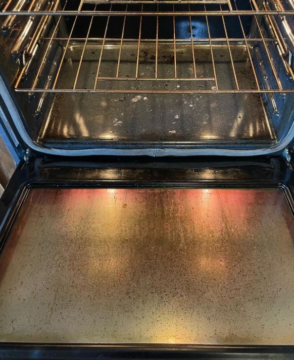 barkeeperfriend's tweet photo. Have you tried cleaning your oven doors with BKF? Now's your sign to try it! Kayleigh Q’s Cleaning Crew shared these amazing photos of an oven door transformation! Check out that SHINE! ✨ 🤩🧽🌸🌷🥄🥣 #KitchenKleanup https://t.co/aoV8sOVzjU