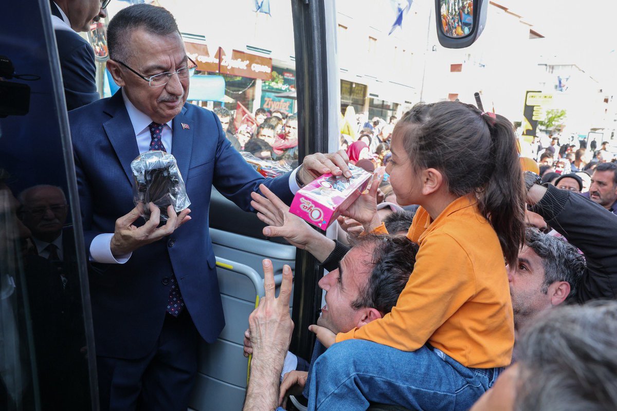 Etimesgut Elvan Mahallesi’nde düzenlediğimiz “Elvan’da Şenlik Var” etkinliğinde çocuklarımızın tebessümüne ortak olduk. 

Pırıl pırıl evlatlarımız gözümüzün nuru, başımızın tacı istikbâlimizin teminatı. Biliyoruz ki çocuklarımız gülerse dünya güler…