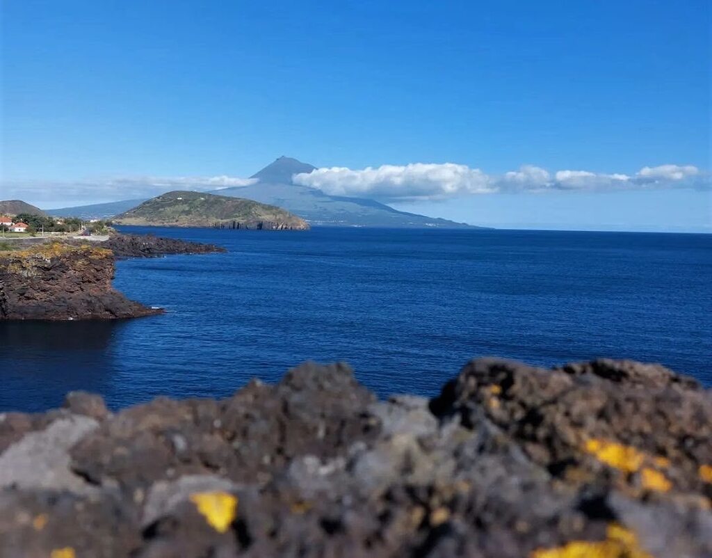 Se gostaste do conteúdo deixa um comentário e um like, partilha e segue a conta do @azoreswhatelse 

Photo by @walk.in.blue Guess who's back and eager to show you this paradise? 

.
#azoresislands #explore #trekking #tours #faialisland #adventure #landscape #visitportugal #v…