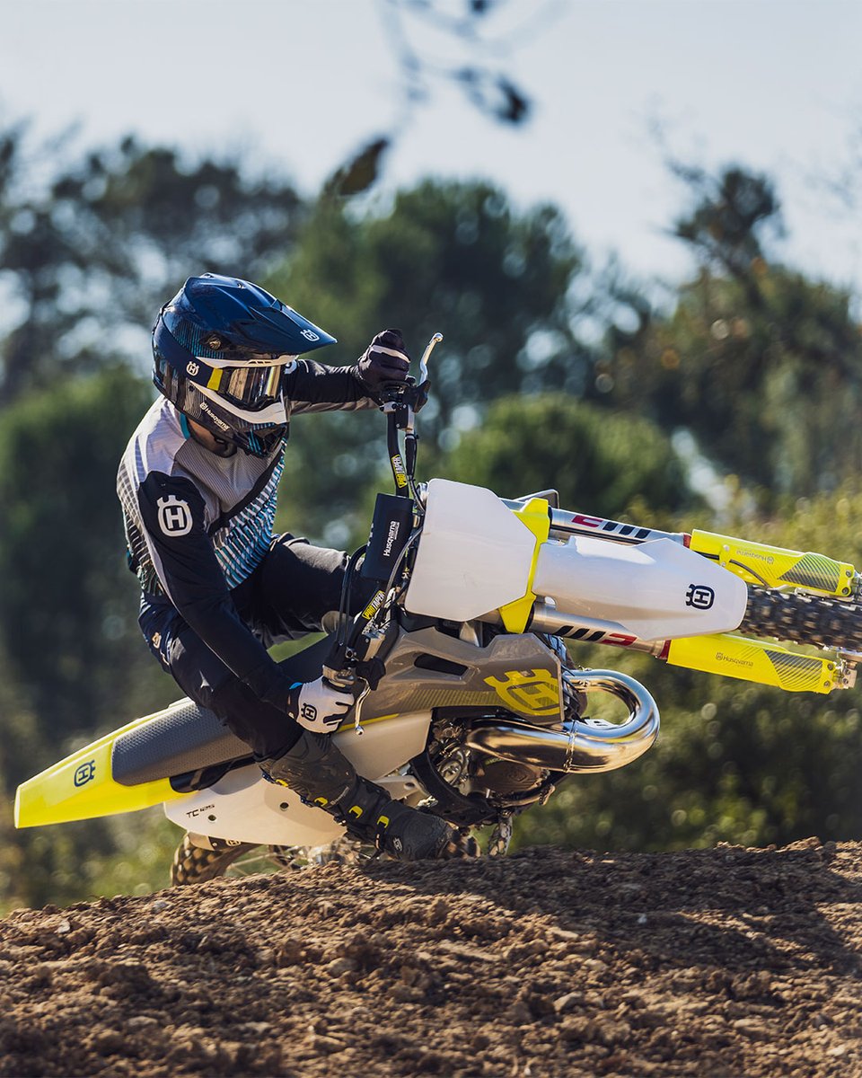 Hqv_Motorcycles's tweet photo. Looking fresh for 2024 – our new motocross line-up has arrived.
Continuing to lead the way for 2-stroke motocross machines, the 2024 TC 125 features the proven EFI system for class-leading power.
#HusqvarnaMotorcycles #RideHusky #GoRide #EngineeredToOutperform #Motocross #TC125 https://t.co/1fmHwFrC7L
