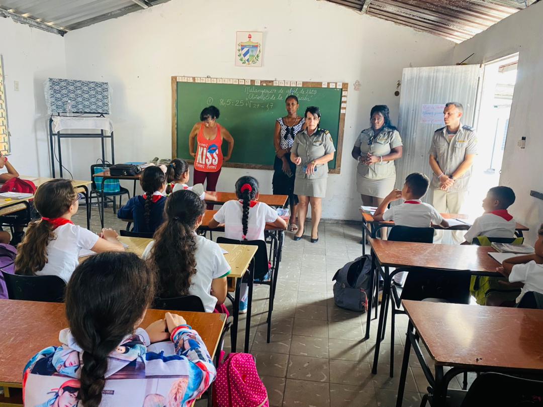 YudeinysD's tweet photo. La #AduanaMatanzas una experiencia dónde los protagonistas una vez más son nuestros niños. Una visita a la Escuela Primaria Maximo Gómez Baez ubicada en #Dubrock para crear un círculo de interés con estudiantes de 4to, 5to y 6to grado. 
#PorLosBarrios
#60AduanaSocialista https://t.co/3tulytDvkt