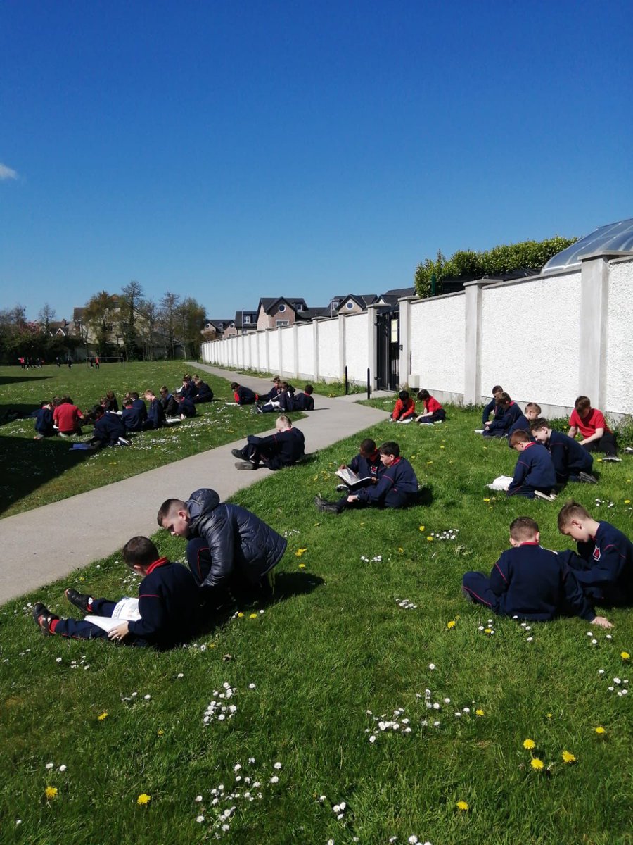 Paired reading in the sunshine! ☀️📖 Ms O’Brien’s 2nd Class and Mr Manning’s 6th Class made the most out of the nice weather last week!🥳