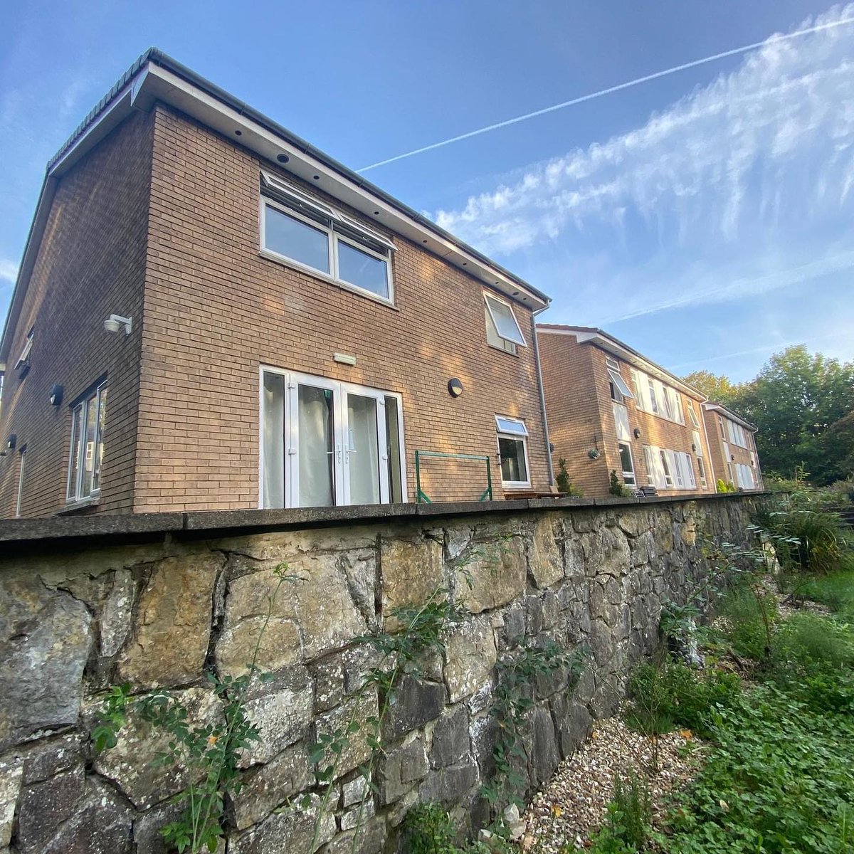 EmmausSW's tweet image. Please share: 

Are you or someone you know currently homeless or at risk of becoming homeless? We currently have single-occupancy rooms available in our Community House in Bridgend.

To find out more and apply for a room, visit: emmaus.org.uk/south-wales/li…