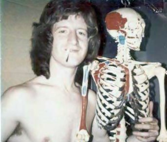 77MASH's tweet photo. #OnThisDay, 1975, died #PeterHam - #Badfinger https://t.co/Cx5uZpYole