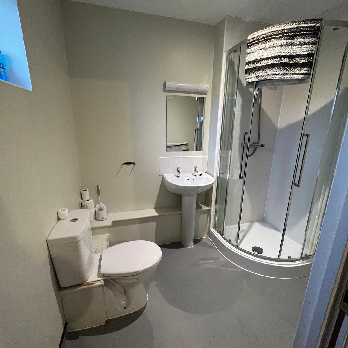 EmmausSW's tweet image. Please share: 

Are you or someone you know currently homeless or at risk of becoming homeless? We currently have single-occupancy rooms available in our Community House in Bridgend.

To find out more and apply for a room, visit: emmaus.org.uk/south-wales/li…