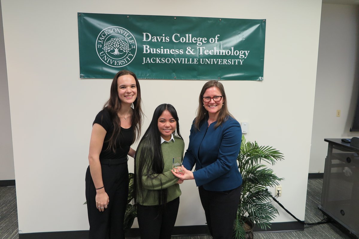 JUbusiness's tweet photo. Last Wednesday, the annual @JacksonvilleU Dolphin Pitch took place and awarded four pitches for their great ideas and efforts!
--
Congratulations to our first-place winner, Emerielle James with Jutiva Apparel!
#JUBusinessandTechnology https://t.co/37iXJhJYez