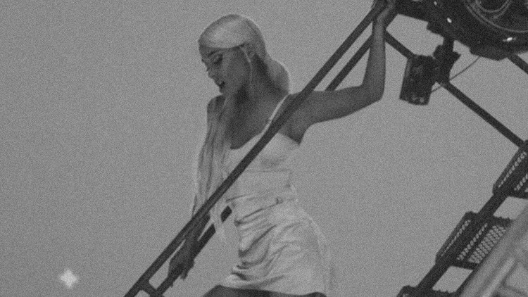 arianasoftIy's tweet image. ariana grande behind the scenes. 🤍