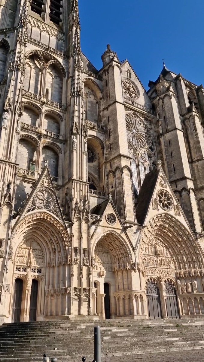 La Splendide Cathédrale de Bourges #cathedrale #france 
The Splendid Cathedral of Bourges #cathedral #france
youtube.com/shorts/W7TbYhQ…
#voyage #weekend #ideeweekend #sortirenfamille #travel