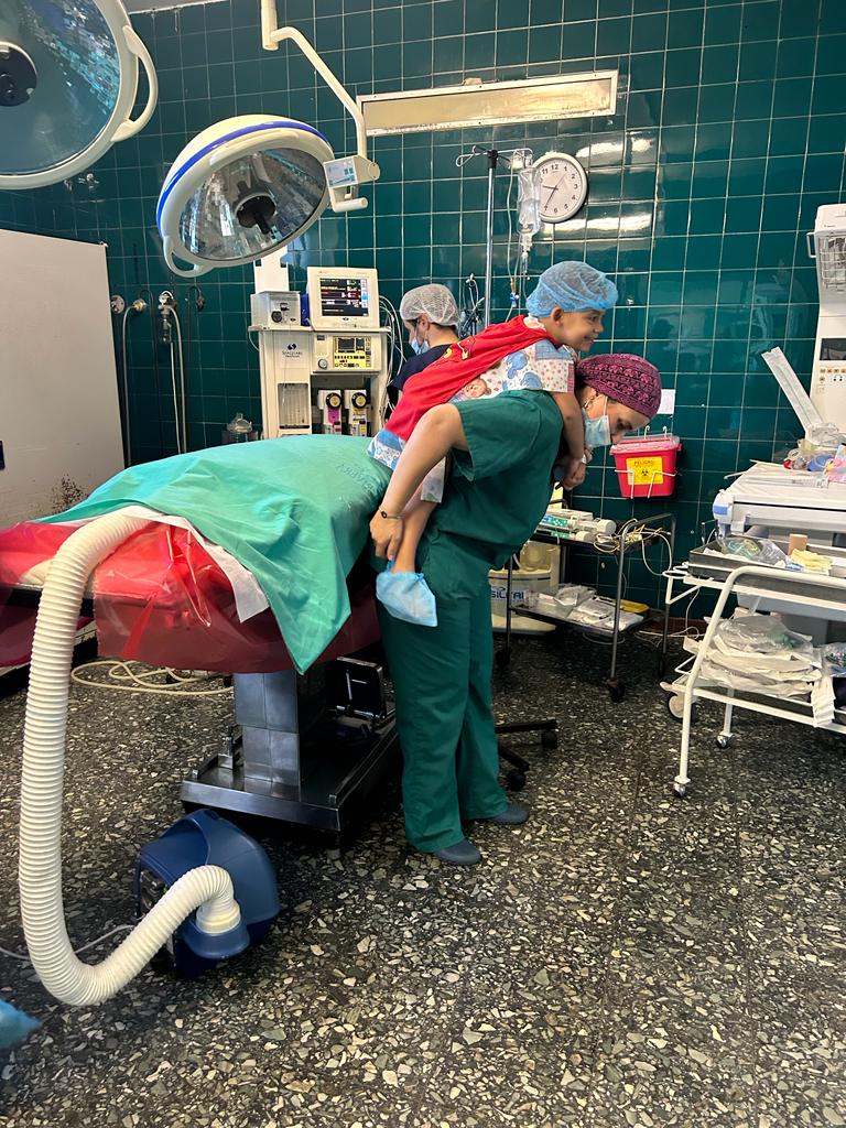 ASSEcomunica's tweet photo. Desde #hoy lunes 24 y hasta el viernes 28 de abril, se realizarán jornadas de cirugía pediátrica y de otorrinolaringología en el Hospital de #Rivera
Se van a operar más de 70 pacientes, la mayoría niños
#Descentralización
#Accesibilidad 
#Calidad
#HumanizaciónDeLaAtención
🧵👇 https://t.co/OoCd2ml98u