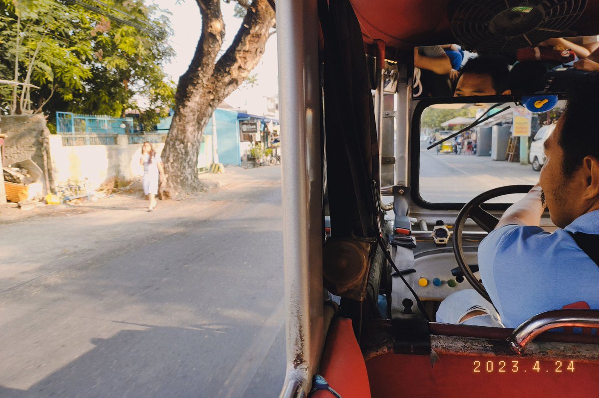 Chrysanth_21's tweet image. #awhileago  Tripping on my trip to school w/ my old roll camera 📸 !!! #life #today #student #april #streetphotography #funart #Philippines