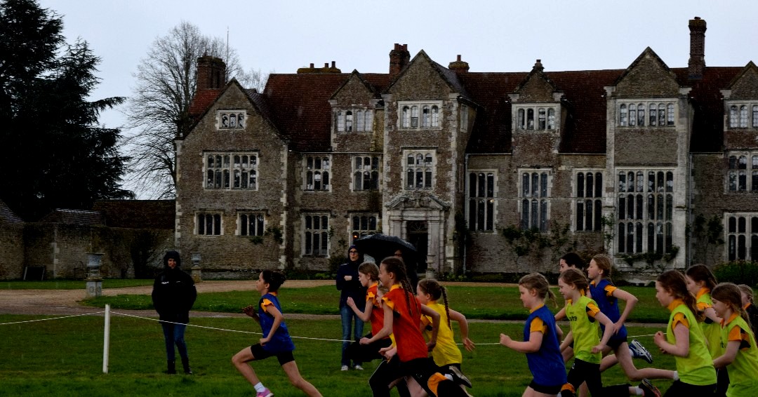 StHilarysSchool's tweet image. A little bit of rain didn't dampen the spirits of our Years 3-6 as they competed in the Prep House Cross Country Event in the stunning grounds of Loseley Park. Amazing House enthusiasm and great efforts from everyone involved!

#sthilarysschool #HouseCompetition #SchoolSport