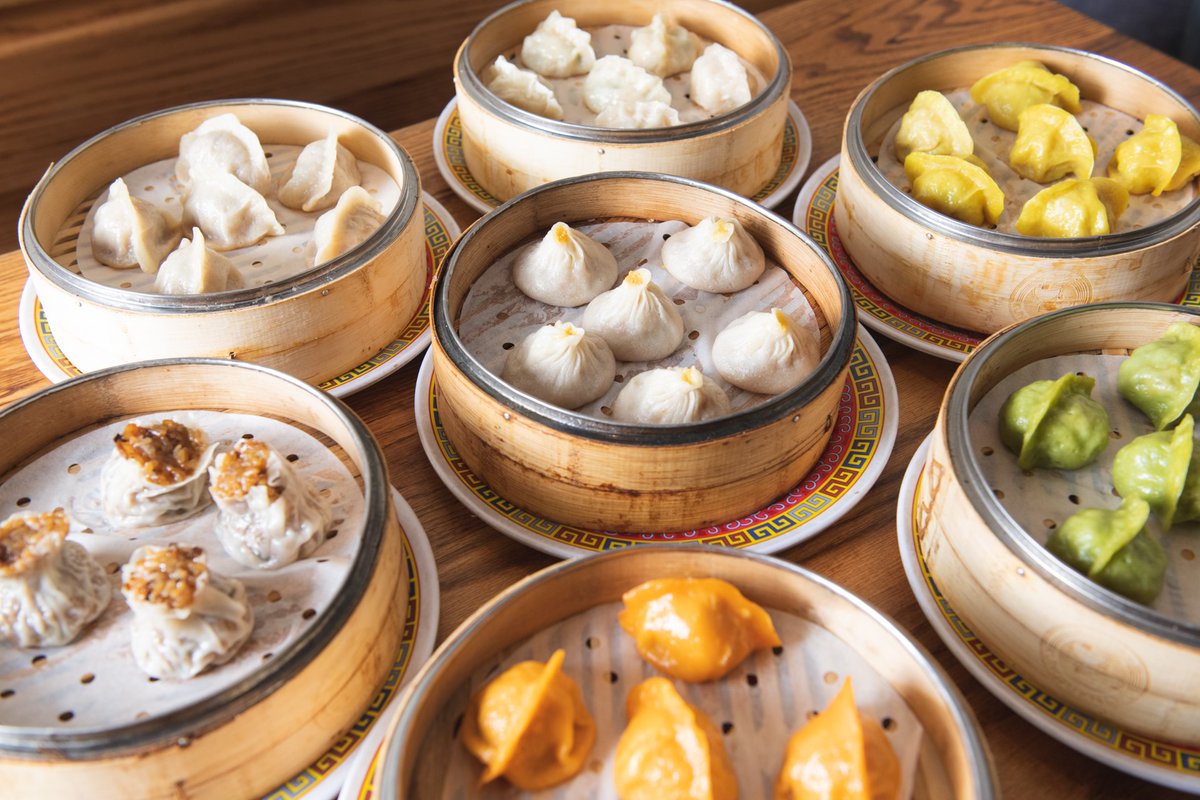 RooseveltField's tweet image. Raise your hand if you are a big fan of Kung Fu Kitchen's handmade, chewy dumplings! 🖐️ 🖐️ 🖐️ 
#dumplings  #KungFuKitchen  #DiningDistrict  #DineRooseveltField