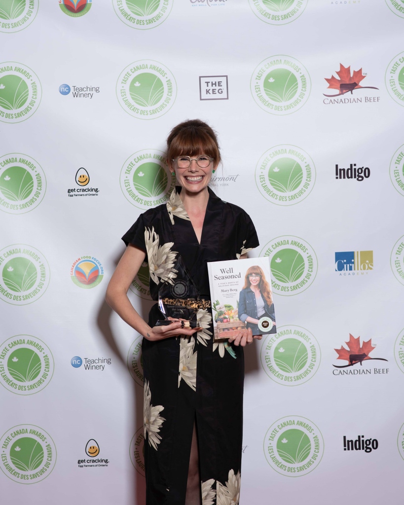 TasteCanada's tweet image. Welcome spring with this beautiful Strawberry Rhubarb Tarte Tatin recipe from #TasteCanadaAwards22 Gold Winning #cookbook, Well Seasoned by @mary_berg3! Get the recipe here: l8r.it/Afil #springrecipes #rhubarb #rhubarbrecipe #tartetatin @PenguinRandomCA